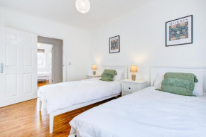 Stylish Two Bedroom Apartment With Free Parking!, Romford